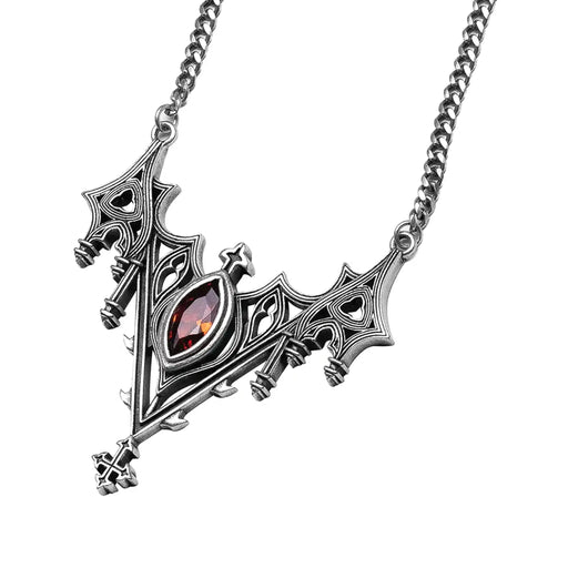 Collar con silueta de murciélago creada por detalles inspirados en catedrales góticas y piedra roja central engarzada fabricado en latón y plata de ley de Restyle vista detalle en ángulo con cadena