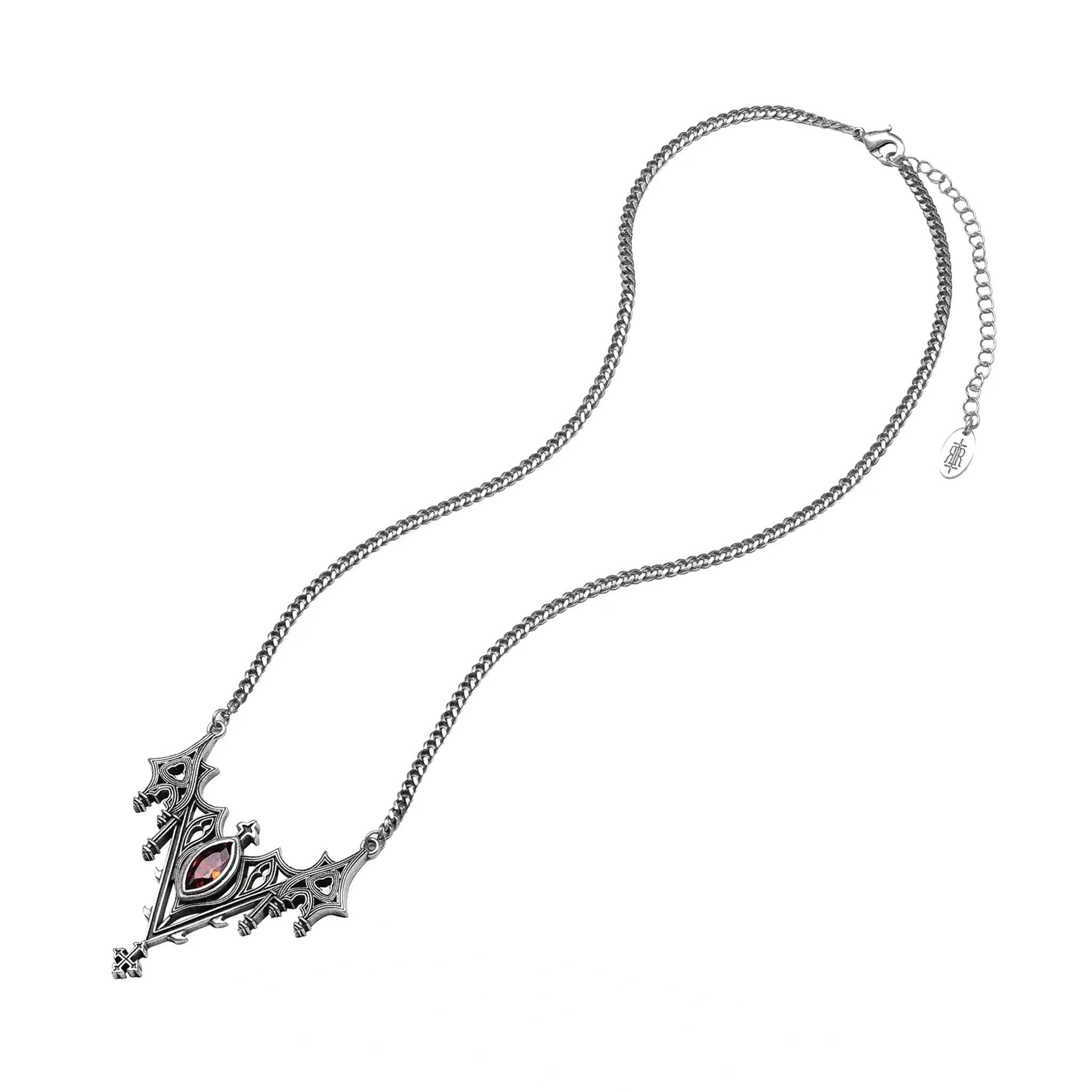 Collar con silueta de murciélago creada por detalles inspirados en catedrales góticas y piedra roja central engarzada fabricado en latón y plata de ley de Restyle vista completa con cadena