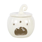 Quemador de aceites esenciales y calentador de cera con diseño de calabaza calado con motivos otoñales en blanco roto vista posterior de hueco para vela de té sobre fondo blanco.