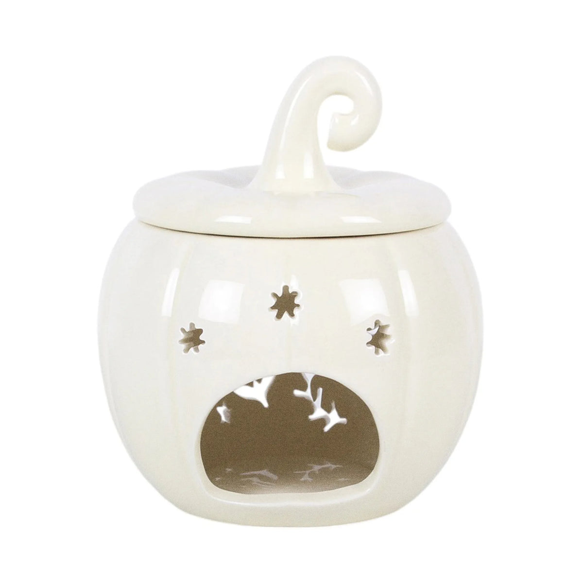 Quemador de aceites esenciales y calentador de cera con diseño de calabaza calado con motivos otoñales en blanco roto vista posterior de hueco para vela de té sobre fondo blanco.