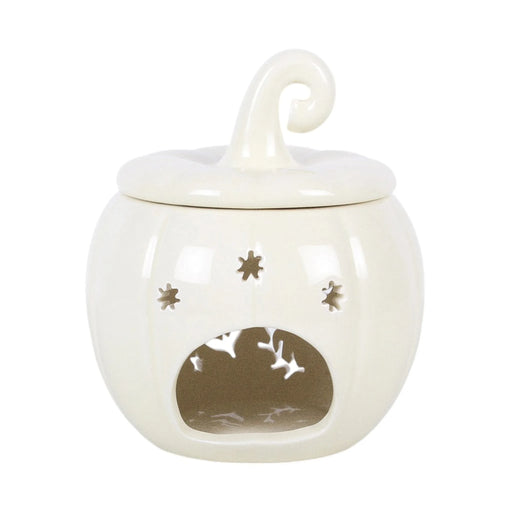 Quemador de aceites esenciales y calentador de cera con diseño de calabaza calado con motivos otoñales en blanco roto vista posterior de hueco para vela de té sobre fondo blanco.