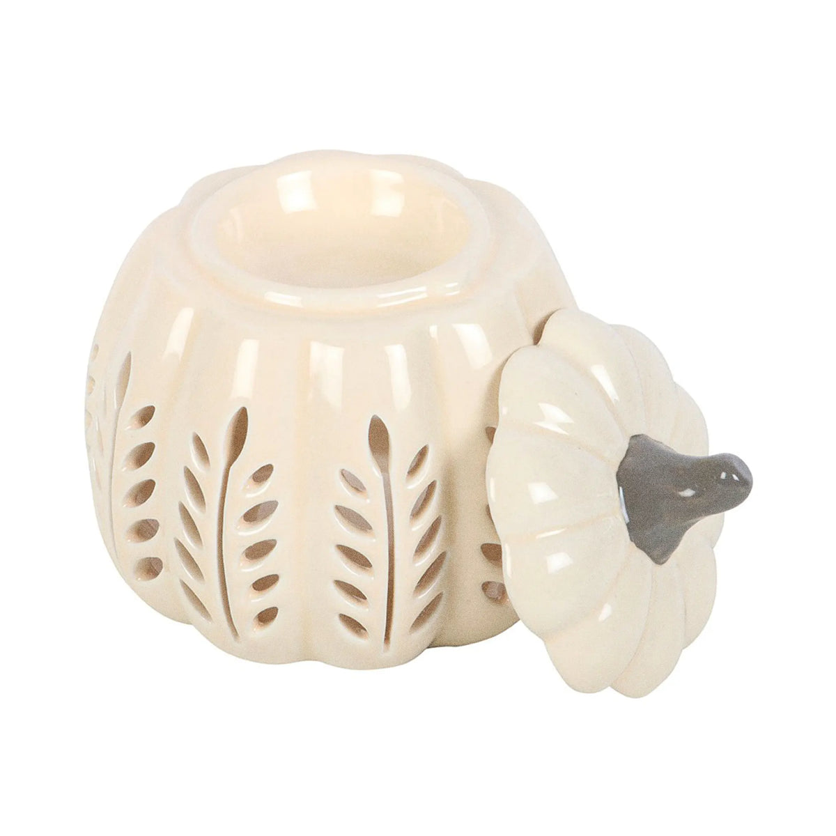 Quemador de aceites esenciales y calentador de cera con diseño en forma de calabaza calada en tonos crema vista sobre fondo blanco con tapa abierta.