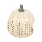 Quemador de aceites esenciales y calentador de cera con diseño en forma de calabaza calada en tonos crema vista lateral sobre fondo blanco.