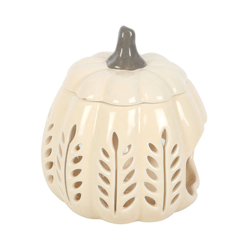 Quemador de aceites esenciales y calentador de cera con diseño en forma de calabaza calada en tonos crema vista lateral sobre fondo blanco.