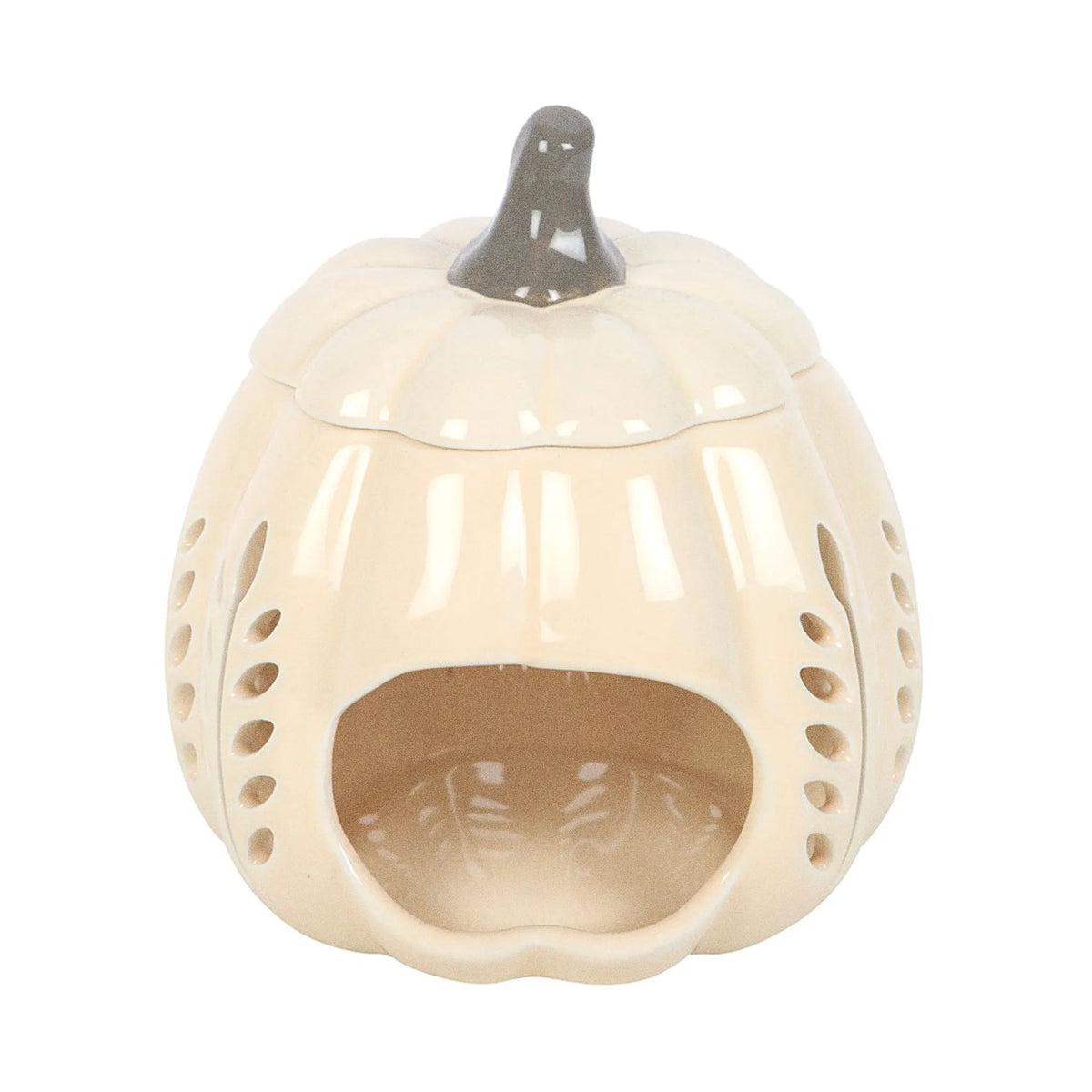 Quemador de aceites esenciales y calentador de cera con diseño en forma de calabaza calada en tonos crema vista posterior de hueco para vela sobre fondo blanco.