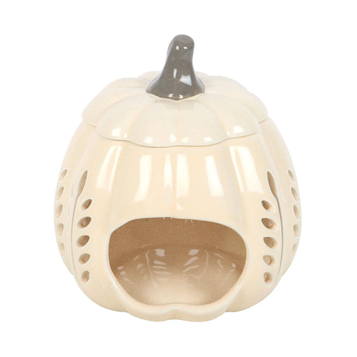 Quemador de aceites esenciales y calentador de cera con diseño en forma de calabaza calada en tonos crema vista posterior de hueco para vela sobre fondo blanco.