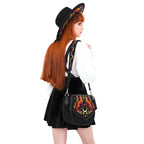 Bolso bandolera tipo saddle rígido con bordado en tonos otoñales de zorro en un bosque nocturno estilo whimsical forestcore aesthetic vista con modelo