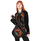 Bolso bandolera tipo saddle rígido con bordado en tonos otoñales de zorro en un bosque nocturno estilo whimsical forestcore aesthetic vista modelo