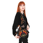 Bolso bandolera tipo saddle rígido con bordado en tonos otoñales de zorro en un bosque nocturno estilo whimsical forestcore aesthetic vista modelo
