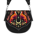 Bolso bandolera tipo saddle rígido con bordado en tonos otoñales de zorro en un bosque nocturno estilo whimsical forestcore aesthetic vista frontal