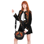 Bolso bandolera tipo saddle rígido con bordado en tonos otoñales de zorro en un bosque nocturno estilo whimsical forestcore aesthetic vista con modelo