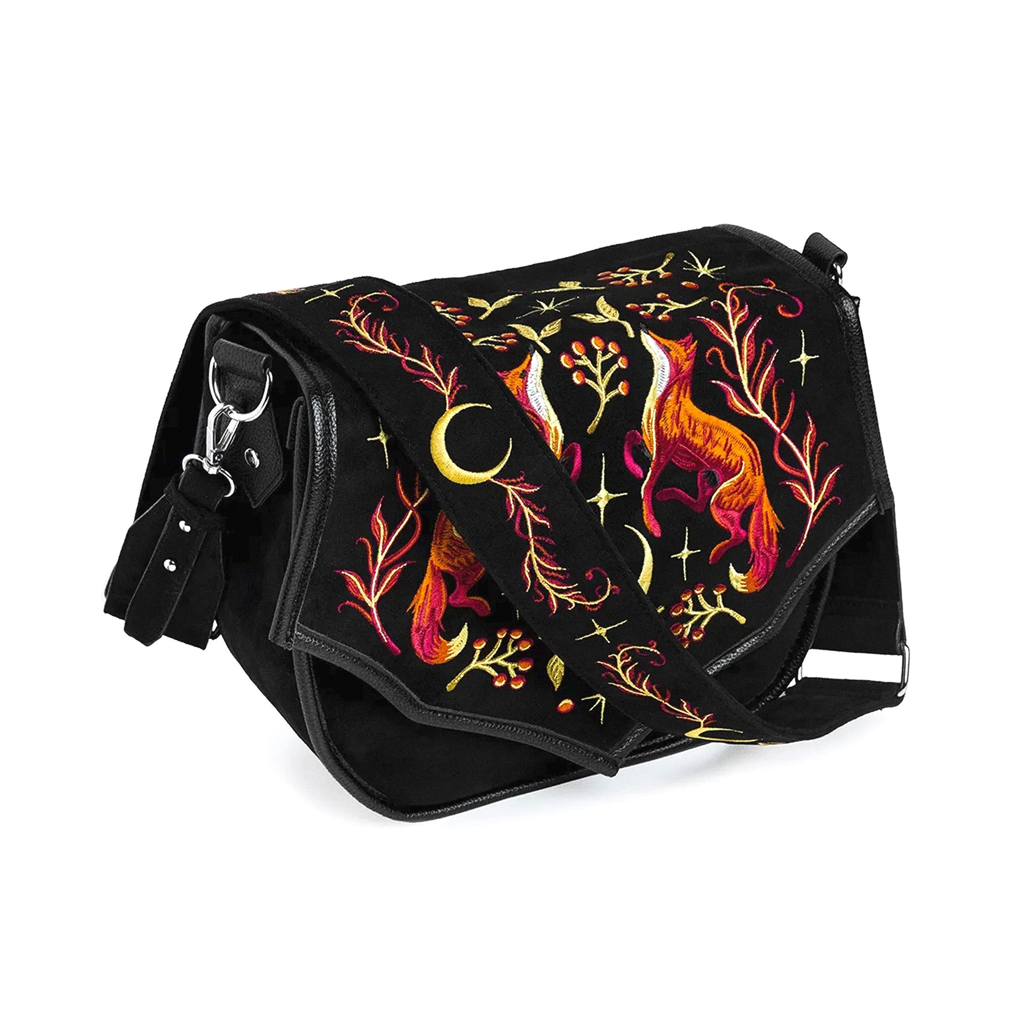 Bolso bandolera tipo saddle rígido con bordado en tonos otoñales de zorro en un bosque nocturno estilo whimsical forestcore aesthetic vista con correa apoyada sobre el bolso