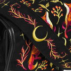 Bolso bandolera tipo saddle rígido con bordado en tonos otoñales de zorro en un bosque nocturno estilo whimsical forestcore aesthetic vista detalle de correa y solapa del bolso