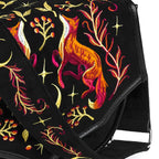 Bolso bandolera tipo saddle rígido con bordado en tonos otoñales de zorro en un bosque nocturno estilo whimsical forestcore aesthetic vista detalle solapa