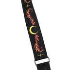 Bolso bandolera tipo saddle rígido con bordado en tonos otoñales de zorro en un bosque nocturno estilo whimsical forestcore aesthetic vista detalle de la correa