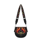 Bolso bandolera tipo saddle rígido con bordado en tonos otoñales de zorro en un bosque nocturno estilo whimsical forestcore aesthetic vista completa de bolso y correa frontal