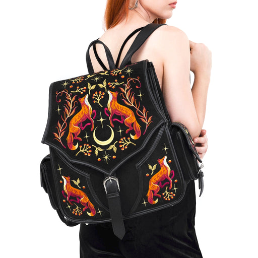 Mochila grande bordada estilo whimsigoth forestcore aesthetic con zorro, flores y medialuna modelo Mystic Fox de Restyle vista con mochila en la espalda 