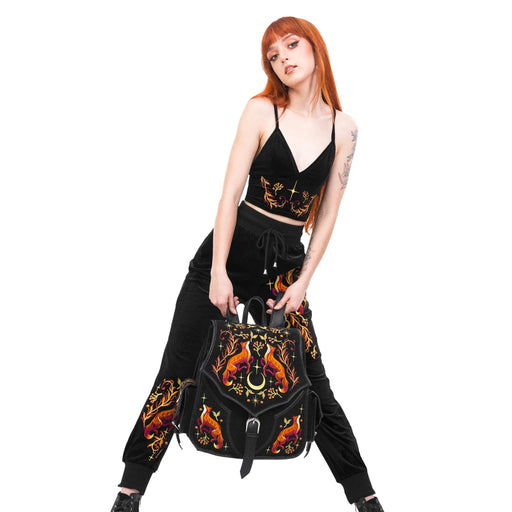 Mochila grande bordada estilo whimsigoth forestcore aesthetic con zorro, flores y medialuna modelo Mystic Fox de Restyle vista con modelo