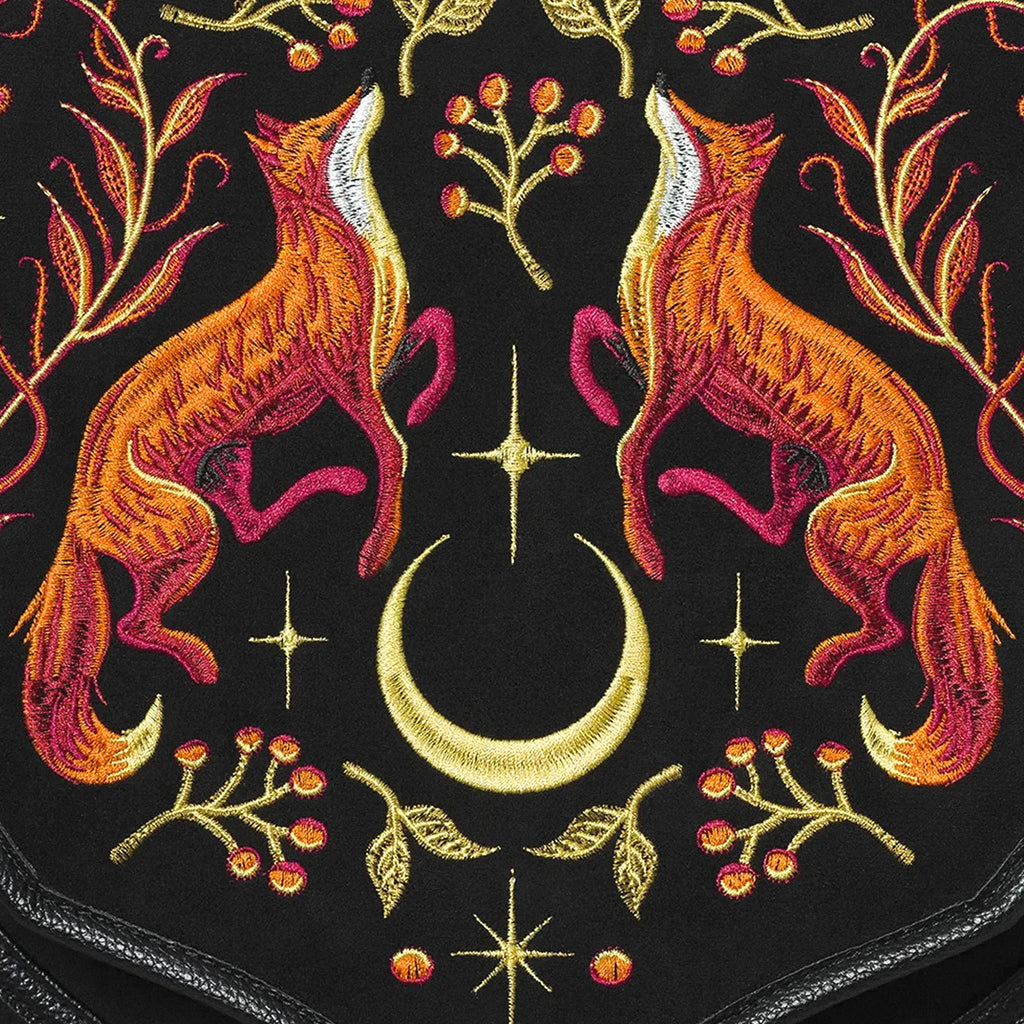  flores y medialuna modelo Mystic Fox de Restyle vista detalle de bordado en solapa