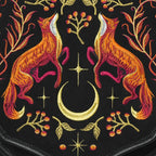 Mochila grande bordada estilo whimsigoth forestcore aesthetic con zorro, flores y medialuna modelo Mystic Fox de Restyle vista detalle de bordado en solapa