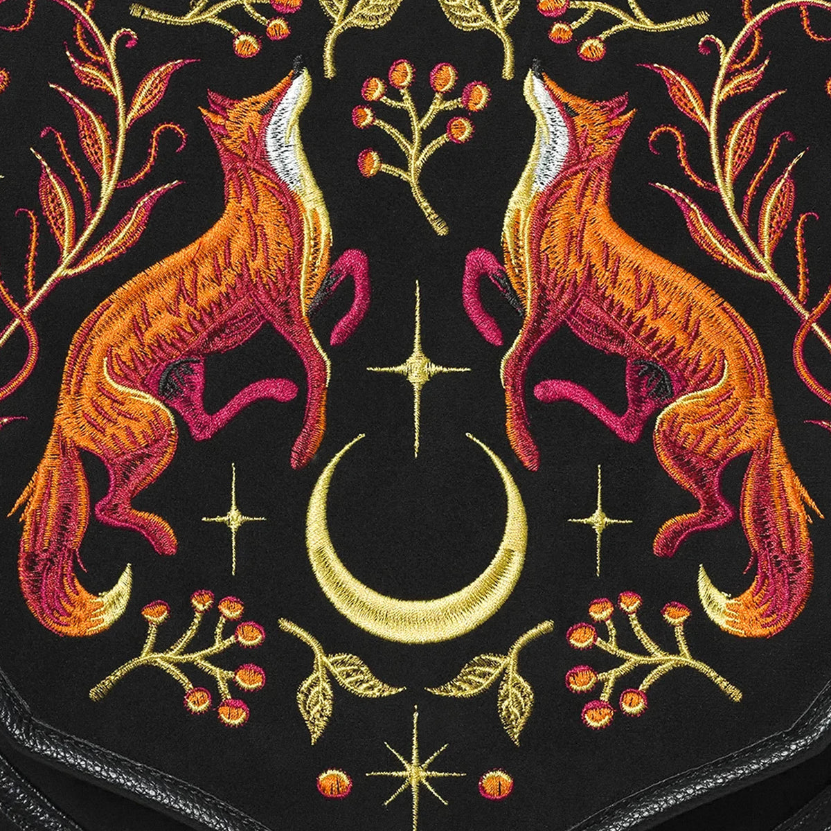 Mochila grande bordada estilo whimsigoth forestcore aesthetic con zorro, flores y medialuna modelo Mystic Fox de Restyle vista detalle de bordado en solapa