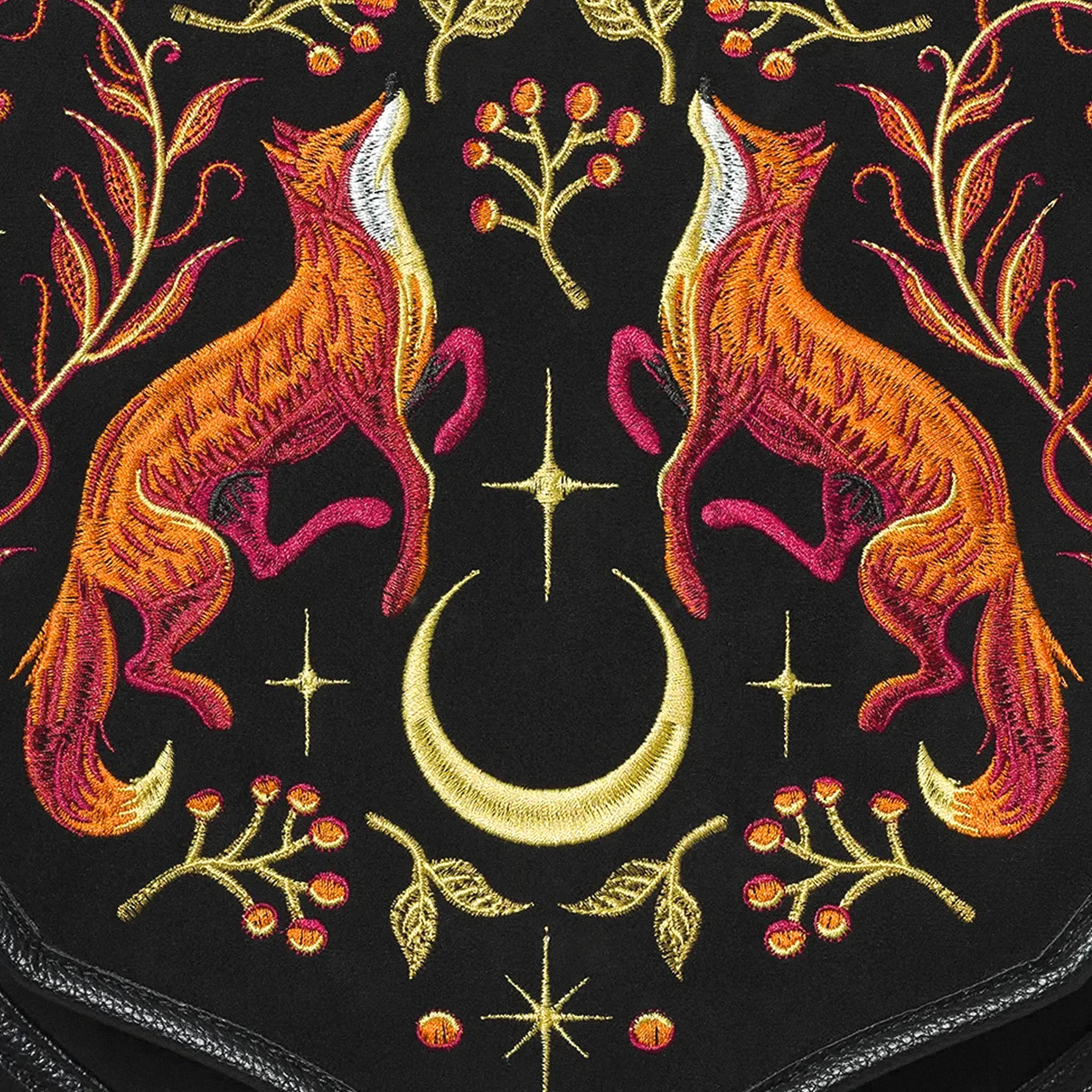 Mochila grande bordada estilo whimsigoth forestcore aesthetic con zorro, flores y medialuna modelo Mystic Fox de Restyle vista detalle de bordado en solapa