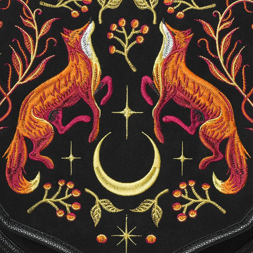 Mochila grande bordada estilo whimsigoth forestcore aesthetic con zorro, flores y medialuna modelo Mystic Fox de Restyle vista detalle de bordado en solapa