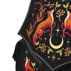 Mochila grande bordada estilo whimsigoth forestcore aesthetic con zorro, flores y medialuna modelo Mystic Fox de Restyle vista detalle de acabados solapa