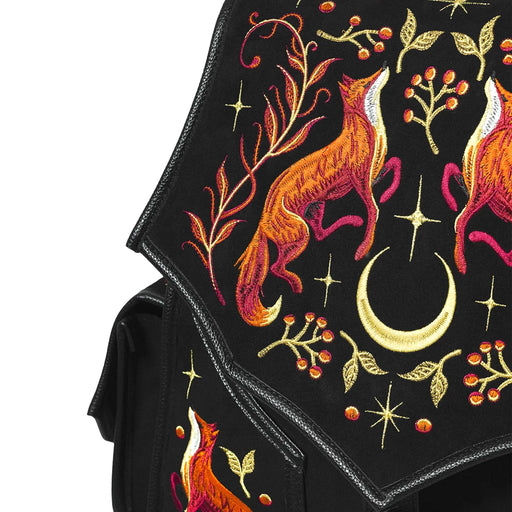 Mochila grande bordada estilo whimsigoth forestcore aesthetic con zorro, flores y medialuna modelo Mystic Fox de Restyle vista detalle de acabados solapa