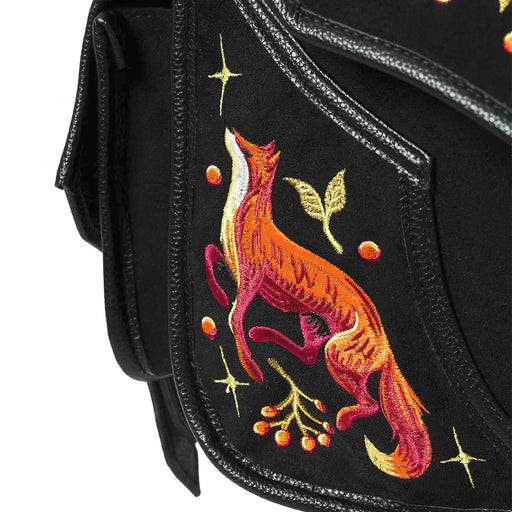 Mochila grande bordada estilo whimsigoth forestcore aesthetic con zorro, flores y medialuna modelo Mystic Fox de Restyle vista detalle bordado mochila