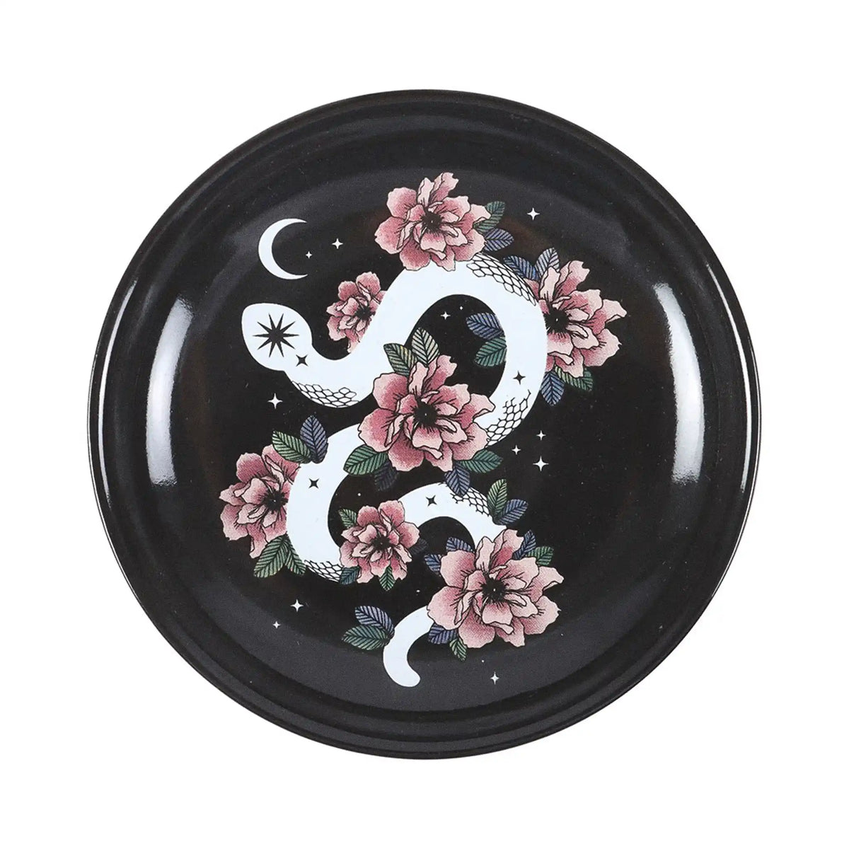 Plato de joyería redondo negro con diseño de serpiente enroscada en flores, estrellas y luna vista desde arriba sobre fondo blanco.