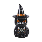 Quemador de aceite en forma de gato negro con gorro de brujo con florecitas y decoración estilo halloween y otoñal vista frontal sobre fondo blanco.