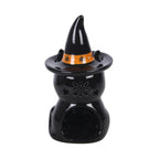 Quemador de aceite en forma de gato negro con gorro de brujo con florecitas y decoración estilo halloween y otoñal vista posterior de abertura para vela sobre fondo blanco.