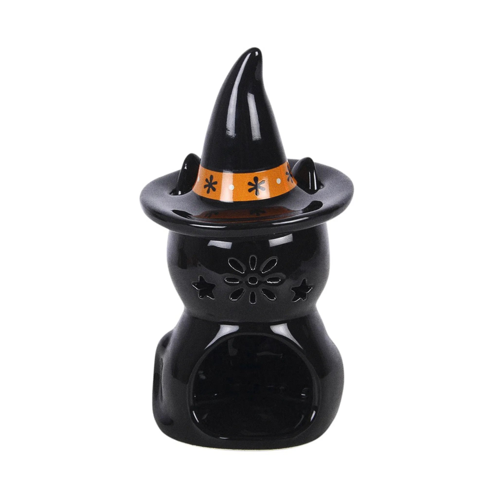 Quemador de aceite en forma de gato negro con gorro de brujo con florecitas y decoración estilo halloween y otoñal vista posterior de abertura para vela sobre fondo blanco.