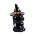 Quemador de aceite en forma de gato negro con gorro de brujo con florecitas y decoración estilo halloween y otoñal vista lateral sobre fondo blanco.