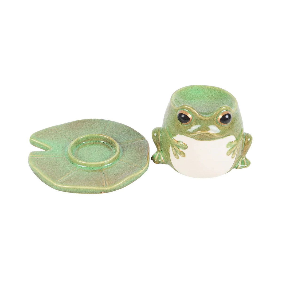 Quemador de aceites esenciales en forma de rana sobre nenúfar decoración aesthetic para el hogar vista plato separado de parte de arriba sobre fondo blanco.
