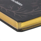Vista de detalle del canto de la libreta con hojas doradas.