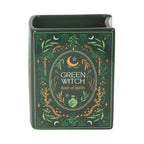Jarrón verde Green Witchy Book of Spells de cerámica estilo witchy, whimsical y fairycore de cerámica para las amantes de los libros vista frontal sobre fondo blanco. 