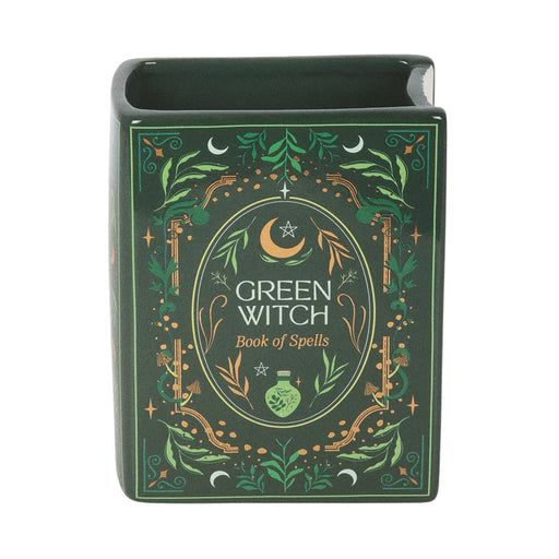 Jarrón verde Green Witchy Book of Spells de cerámica estilo witchy, whimsical y fairycore de cerámica para las amantes de los libros vista frontal sobre fondo blanco. 