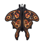 Mochila con forma de polilla y alas móviles con impresionante bordado en tonos fuego fabricada en tejido vegano vista con alas cerradas frontal