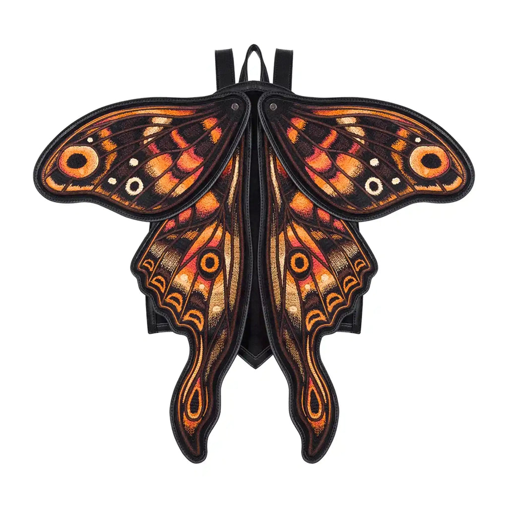 Mochila con forma de polilla y alas móviles con impresionante bordado en tonos fuego fabricada en tejido vegano vista con alas abiertas frontal