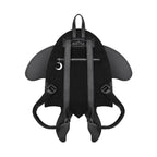 Mochila con forma de polilla y alas móviles con impresionante bordado en tonos fuego fabricada en tejido vegano vista posterior