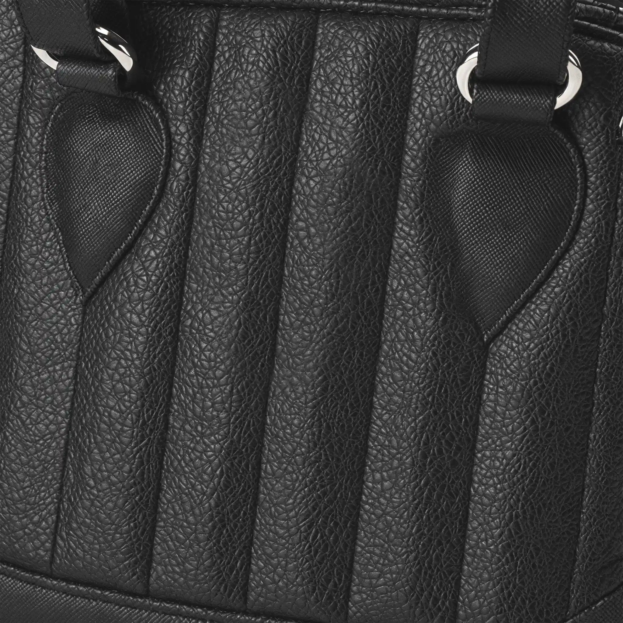 Textura del bolso Lil Rocket de Liquorbrand visto de cerca con las costuras verticales tipo tuck and roll