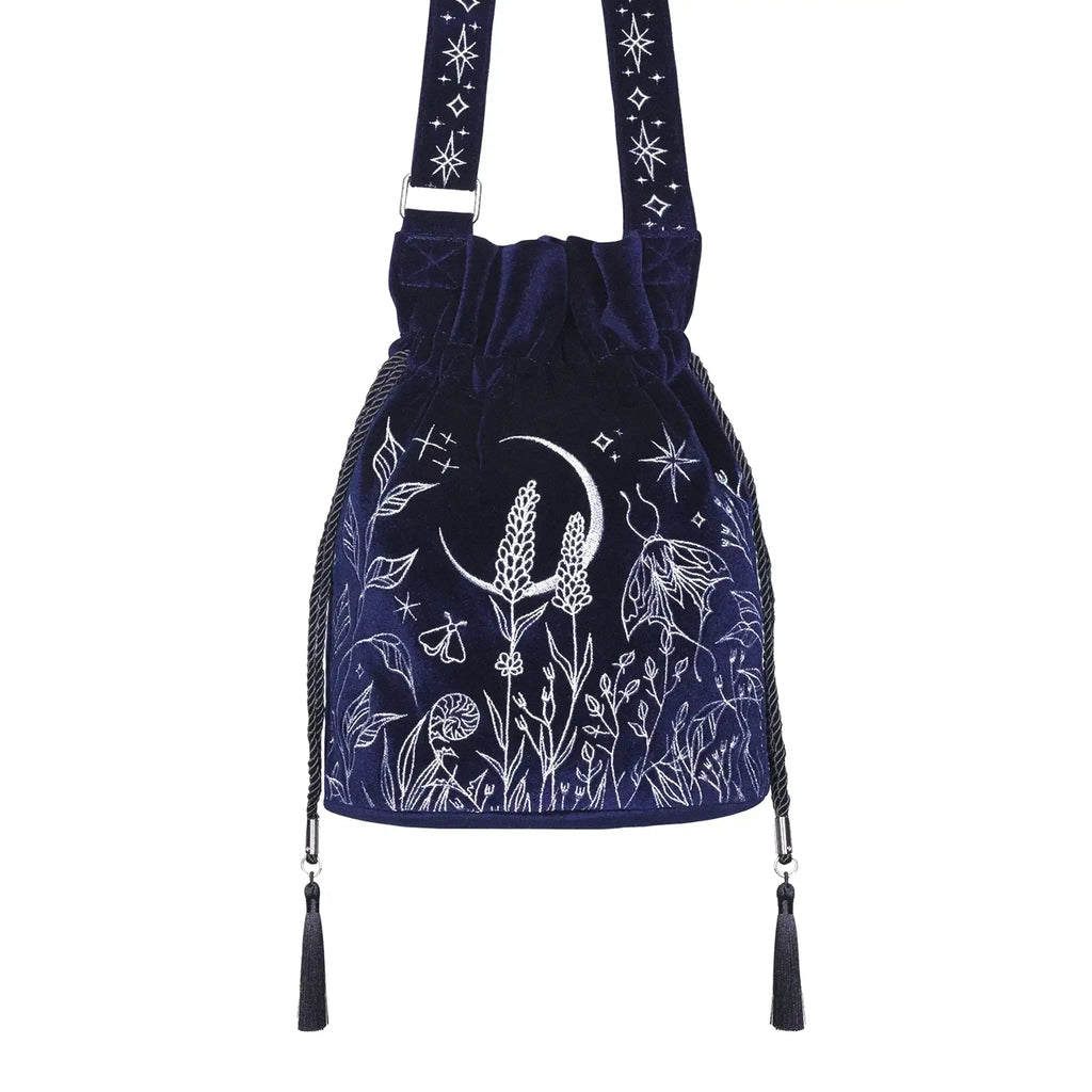 Bolso bandolera tipo saco en terciopelo azul medianoche con bordado celestial de luna y elementos naturales del bosque modelo Lunar Eclipse de Restyle vista frontal correa y borlas