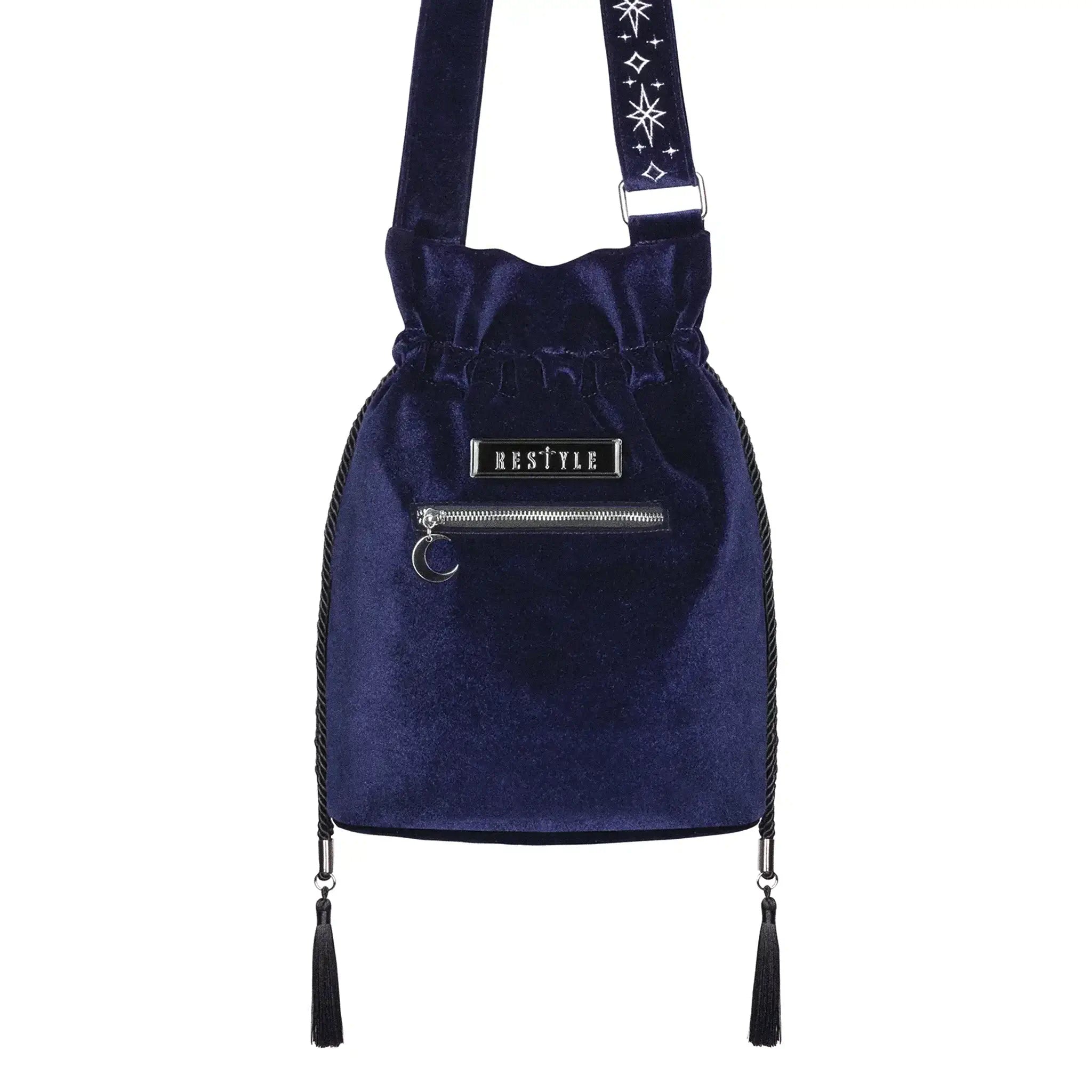 Bolso bandolera tipo saco en terciopelo azul medianoche con bordado celestial de luna y elementos naturales del bosque modelo Lunar Eclipse de Restyle vista posterior bolsillo, correa y borlas