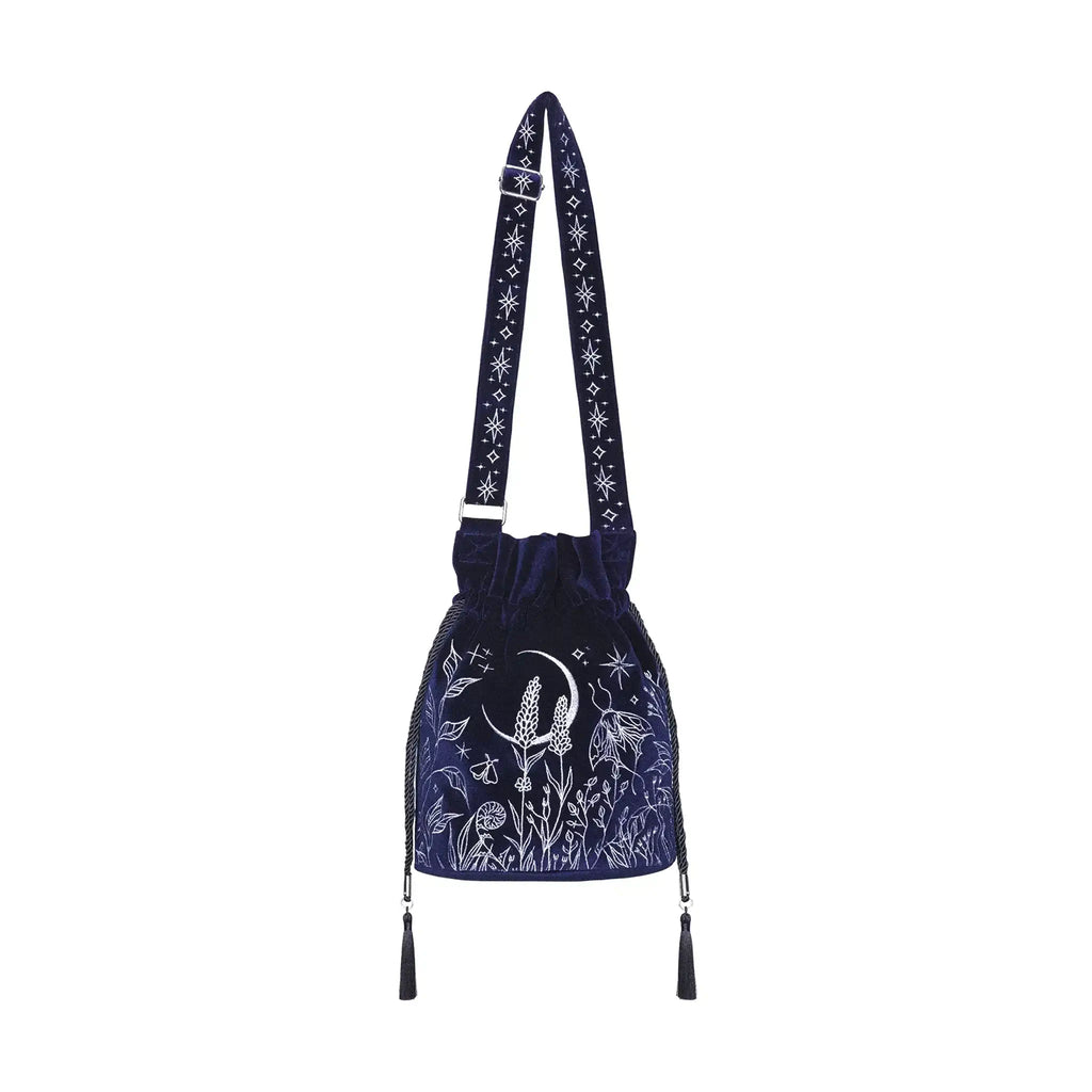 Bolso bandolera tipo saco en terciopelo azul medianoche con bordado celestial de luna y elementos naturales del bosque modelo Lunar Eclipse de Restyle vista frontal completa 