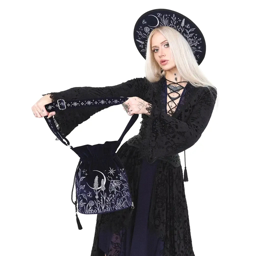 Bolso bandolera tipo saco en terciopelo azul medianoche con bordado celestial de luna y elementos naturales del bosque modelo Lunar Eclipse de Restyle vista con modelo