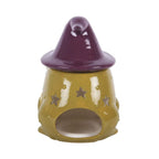 Quemador de aceites esenciales y calentador de cera en forma de sapo mágico con gorro de brujo con estrellas y luna estilo whimsical vista posterior de espacio para vela sobre fondo blanco.
