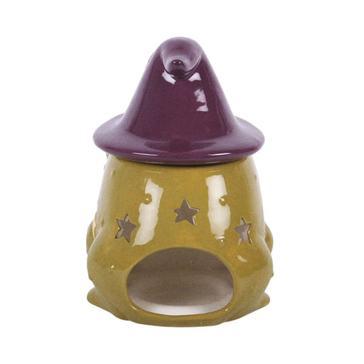 Quemador de aceites esenciales y calentador de cera en forma de sapo mágico con gorro de brujo con estrellas y luna estilo whimsical vista posterior de espacio para vela sobre fondo blanco.