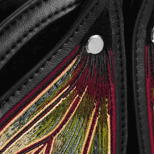 Mochila con alas móviles en forma de polilla con bordado de alta densidad en colores otoñales modelo Metamorphosis de Restyle vista detalle corchete